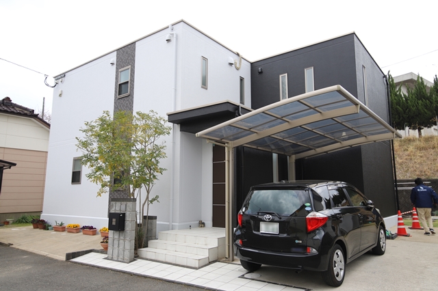 福岡県春日市Ｏ様邸屋根の防水塗装とモダンな外壁カラーに塗り替えたCUBE型のスタイリッシュな家