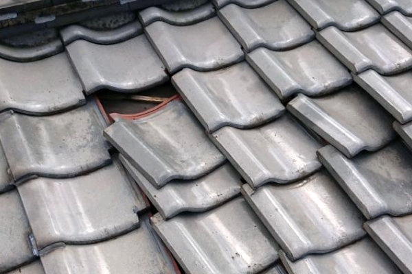 屋根塗装しないとどうなる？強風や台風による屋根材のズレ・剥がれる|外壁塗装・屋根塗装のことなら福岡市・糸島市のエコテックス